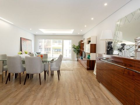 Appartement de 4 pièces avec 134 m2 situé à Parede, Quinta das Marianas. Cet appartement dispose d'un hall d'entrée, d'un salon de 35 m2 avec balcon, d'une cuisine entièrement équipée, d'une buanderie et d'une salle de bains pour les invités. Dans la...