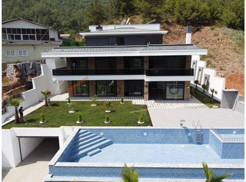 Villa à vendre La propriété est située dans le quartier de Tepe à Alanya. Tippe a une belle vue panoramique sur la mer et la ville environnante. Il y a un paysage verdoyant, ainsi qu’une excellente infrastructure avec des cafés, des bars, des restaur...