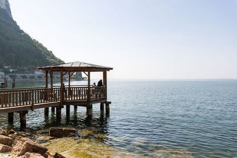Wspaniała rezydencja z basenem i obszernym ogrodem, otoczona zielenią, nad jeziorem Garda. Znajduje się w odległości 1,5 km od centrum miejscowości Garda i jeziora Garda - to odległość w sam raz na przyjemną przechadzkę. Rezydencja podzielona jest na...