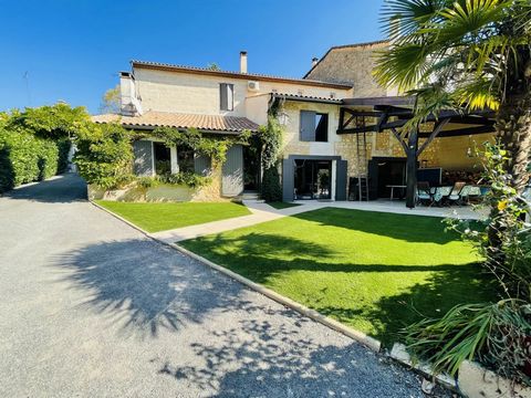 Just 30 minutes from Bordeaux, this charming, light-filled town house offers all the comforts of a country house, with 250 m² of living space within walking distance of all amenities. The 5 bedrooms, including a master suite, will welcome your family...