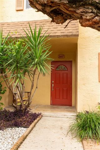 Spacious 3 bedroom 2.5 bath townhouse conveniently located close to Broward College, Nova Southeastern University, restaurants, 595 and the turnpike. Outside amenities include; community pool, clubhouse, kid play area and 2 parking spots directly in ...