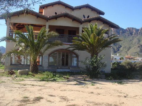 Superb villa with a lot of character a few minutes from beaches In a beautiful location with tremendous views, the villa offers a combination of privacy plus easy access to all amenities at only 5 minutes drive to the beach and town of San Juan Terre...