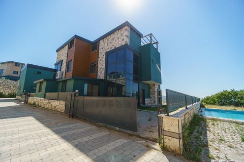 PROPIEDADES   ✔️ Reva Site, uno de los sitios más especiales de İzmir Foça Kozbeyli, es un espacio habitable donde se puede vivir con placer en verano e invierno con su arquitectura moderna y diseño de interiores ✔️ Entrelazado con la naturaleza en e...