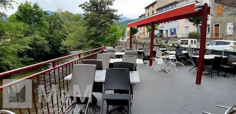 M M IMMOBILIER Quillan - estate agents in the Pays Cathare in Southern France – present you this building centrally located in the village of Axat and consisting of a (rented) commercial space - bar/restaurant - on the ground floor and a (rented) dup...