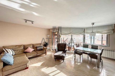 Duplex for sale with 110m2 built, well distributed, in a building from the year 2000, located in Premià de Mar. On the ground floor of the house, there is an entrance hall with storage space under the stairs. The entrance hall leads to the spacious l...