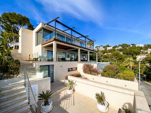 In a quiet location of Costa d'en Blanes, with a beautiful panoramic sea view, this modern villa is situated on a low-maintenance, 840 m2 plot in the best south orientation. While 3 bedrooms, each with bathroom en suite, are located on the first floo...