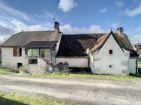 Beautiful Quercy enclosure, with house, bread oven, barn and ruin on a plot of 1200 m². This property is located in the center of a charming village in the Causse de Livernon, quiet environment. A residential house divided into 2 dwellings, the upper...