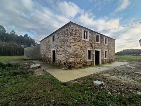 Se vende impresionante casa en construcción. Bonita casa de piedra en medio de más de 15.000 metros cuadrados de finca. En plena construcción, se encuentra al 80% de estar terminada, con todos los permisos de obra. Constará de una planta baja con 1 h...