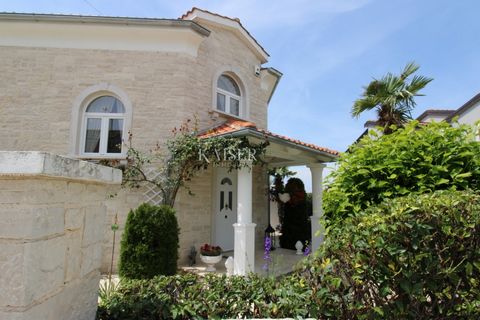 Kaiser Immobilien biedt een unieke, imposante stenen villa te koop aan in de buurt van de stad Poreč. Aan de westkust van Istrië, met een betoverend uitzicht op de blauwe zee en het groene landschap in de buurt, ligt deze ware schoonheid tussen de vi...