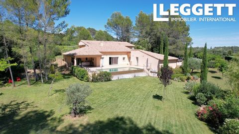 A30099GWI83 - Propriété impeccable et spacieuse de 4 chambres à Cotignac avec 4058 m² de grands jardins, grande piscine à débordement, grande terrasse donnant sur la piscine avec cuisine d'été. Immense espace de vie, 2 chambres idéales comme studio s...