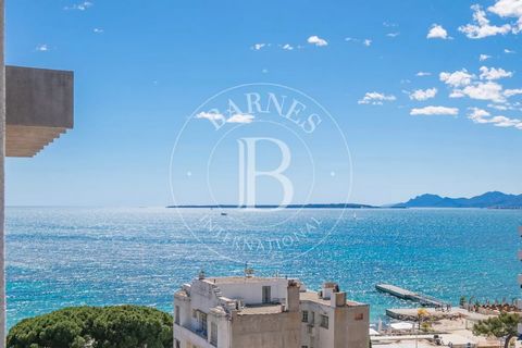 Nel cuore del centro di Juan-les-Pins, a pochi metri dalle spiagge e dalla Pinède, vi proponiamo un interessante investimento locativo chiavi in mano. Situato al 7 ° piano, l'appartamento è così disposto: un ingresso che conduce al soggiorno e una cu...