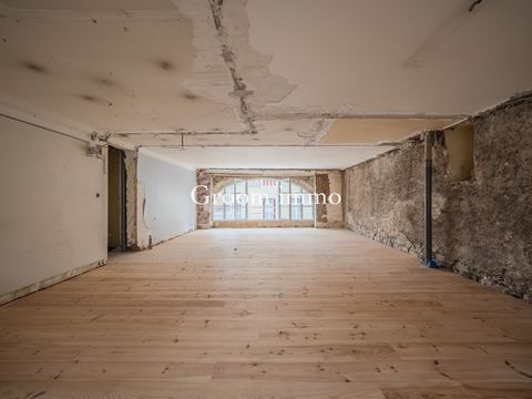 Au coeur des Halles de SAINT JEAN DE LUZ, au 1er étage avec ascenseur d'une bâtisse de caractère en cours de rénovation, GROOM IMMO vous propose ce plateau d'environ 50 m2. Vous pouvez facilement l'aménager en habitation ou en bureau voire en cabinet...