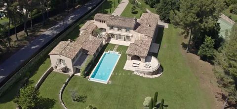 ESCLUSIVO PROPRIETÀ ECCEZIONALE IN UNA ZONA SICURA A MOUGINS Proprietà tranquilla, molto accessibile e vicino a tutti i negozi. Questa villa in stile mediterraneo dal fascino assoluto è di altissima qualità e in ottime condizioni, sia in termini di c...