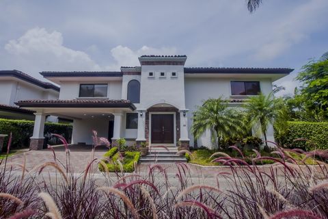 ID# 117142. Casa colonial à venda em Santa Ana, condomínio Hacienda del Sol. 349 m2 de construção, 691 m2 de terreno, 3 quartos, 3,5 casas de banho. US$ 620.000. Esta é uma oportunidade única de adquirir uma casa de estilo colonial no prestigiado con...