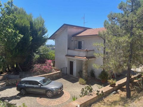 Zum Verkauf steht in Casal Velino, in der ruhigen Gegend von Marina di Casal Velino in der Via Piani, diese herrliche Panoramavilla. Die 1994 erbaute Villa befindet sich in einem ausgezeichneten Zustand und verfügt über eine Gesamtfläche von 178 Quad...