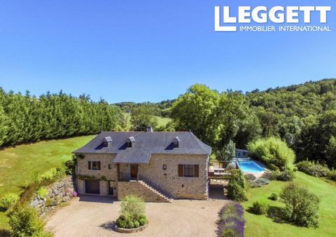 A29596DJE12 - Het huis heeft de goede naam La Serenite omdat het echt afgelegen is met een prachtig uitzicht over de vallei naar de heuvels daarachter. Het bestaat uit een 19e-eeuwse boerderij die rond 2016 volledig is gerestaureerd en uitgebreid. De...