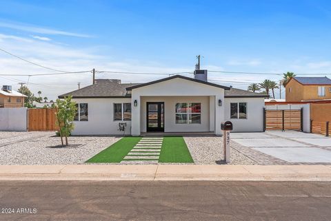 Beautiful remodeled home near the Phoenix Country club! Great floor plan with two master suites, an additional bedroom and three bathrooms. Kitchen has quartz countertops, all new stainless steel appliances, waterfall island, gorgeous backsplash and ...
