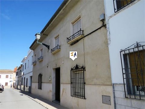 Instapklaar herenhuis met terras en tuin, gelegen in Alcaudete in de provincie Jaen in Andalusië, Spanje, met parkeergelegenheid op straat en drie slaapkamers en twee badkamers. De badkamer beneden, die ensuite is, was oorspronkelijk een garage en zo...