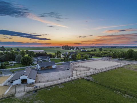 Der Inbegriff des Traums von Idaho! Dieses Reitparadies erstreckt sich über 15 Hektar mit 3 separaten 3 Hektar Weiden mit automatischer Bewässerung und artesischem Brunnen. Jedes Detail ist für den anspruchsvollen Pferdeliebhaber konzipiert, bei dem ...