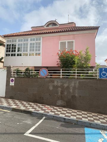 Ontdek uw nieuwe thuis in Altavista, Las Palmas de Gran Canaria! Deze prachtige vrijstaande villa van 404 mÂ² biedt u de ruimte en het comfort waar u altijd van gedroomd hebt. Verdeeld over twee verdiepingen, heeft het een open keuken op de begane gr...