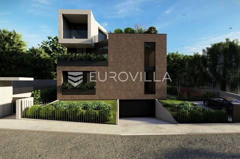 Zelengaj, NEWLY CONSTRUCTED, one of the most luxurious microlocations in the city center. Modern, luxurious urban villa built on 3 floors with 2 apartments, built according to the highest standards. Exclusive three-room apartment with a closed area o...