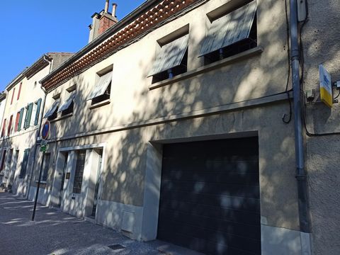 L'Agence IMMOVAL vous propose à la vente cette grande maison tout proche du centre-ville de Castres sur une superficie de 230 m2 habitable. Elle est composée d'un salon traversant coté rue et jardin, une cuisine équipée, 6 chambres, deux salles de ba...