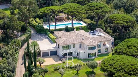 Situada em um ambiente tranquilo e intocado, esta villa contemporânea oferece 350 m² de área útil em um terreno de 2,4 hectares. Perto da vila de Saint-Tropez, esta propriedade oferece vistas deslumbrantes sobre o mar e a vila, cercada por uma bela f...