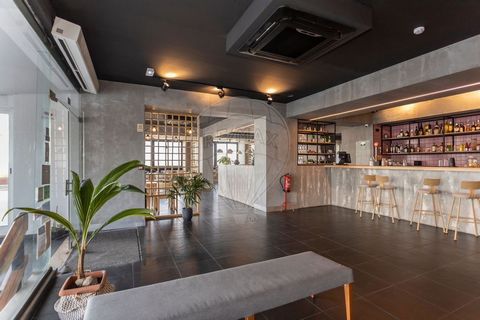 Descripción Restaurante con piscina privada / Costa de Caparica vista al mar! Oportunidad de adquirir un espacio único en primera línea de mar en pleno funcionamiento, con 1272m², repartidos entre espacio cubierto con 136 plazas y terraza exterior co...