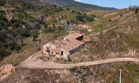 Ferme située dans le sud-ouest de l’Alentejo, dans la paroisse de Sabóia, à environ 18 km de São Teotónio et à 25 km de la plage de Zambujeira, avec 9.6750ha et deux ruines de 133 m2 et 77 m2 respectivement. La propriété se compose de deux bâtiments ...