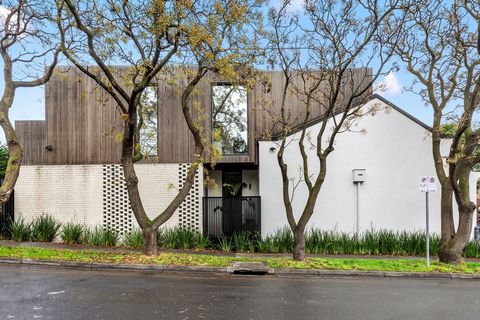 A breath-taking urban entertainer that culminates in a rooftop terrace with stunning city views, this three bedroom plus study Victorian residence benefits from a meticulously crafted architectural renovation that perfectly synthesises its original h...