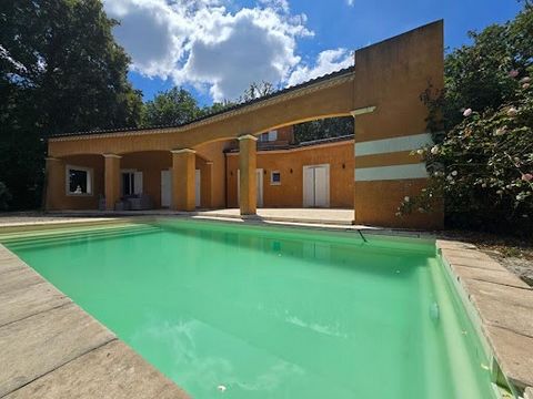 Welkom in dit huis, genesteld in een idyllische omgeving met een vredig en sereen leven, midden in de natuur. Het ligt dicht bij voorzieningen en vertegenwoordigt de perfecte balans tussen rust en bruikbaarheid. Deze woning bestaat uit een ruime woon...