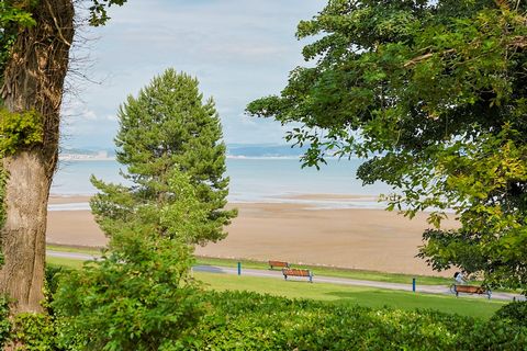 Welkom in dit uitzonderlijke familiehuis aan het water in het zeer gewilde gebied van West Cross. Met een adembenemend uitzicht op zee en een prachtig uitzicht op Mumbles Pier, biedt dit substantiële pand een ongeëvenaarde woonervaring aan de kust. D...