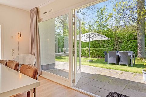 Welkom bij je ideale toevluchtsoord in Biggekerke! Dit charmante vakantiehuis biedt een gezellige en uitnodigende sfeer, perfect voor een ontspannen uitje. De ruime woonkamer is voorzien van een eettafel en een comfortabele zithoek, waardoor een idea...