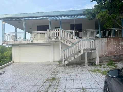 Antilles immobilier Guadeloupe offers for sale this charming T6 duplex villa of 250 m2 in the city of Les Abymes at 330 000€ FAI. It consists of 5 bedrooms, 2 kitchens, 3 bathrooms, a hallway, a laundry room, a large living room of 40m2, a veranda of...