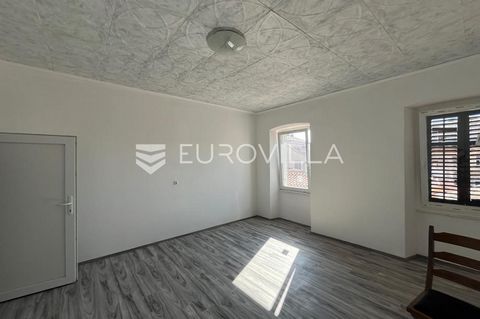 In Pula, in the best location in the city center, there is this unique apartment of 74 m2 located on the third floor of a residential building. On the fourth floor there is the ceiling of also 74 m2 that can be renovated and used as another apartment...