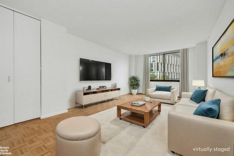 Welcome to apartment 6C at Greenwich Court! As you step inside, you'll immediately notice the abundance of natural light streaming through the windows facing west with park and river views. This one-bedroom gem in mint condition boasts parquet floor,...