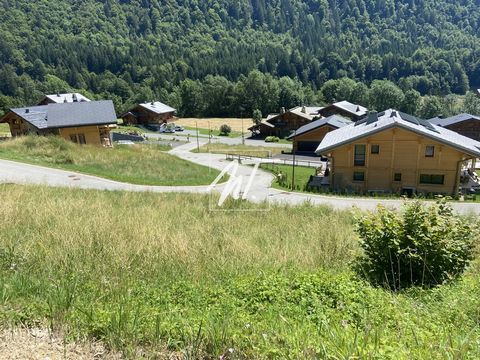 Terrain à batir sur la commune de Montriond, dans le quartier du pas.  Belle parcelle de 644m2, qui vous permettra de profiter d'un endroit calme et préserver, avec une vue sur les montagnes environnantes.  Ce terrain vous donnera l'ocassion de concr...