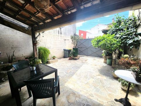 Superb townhouse in Lunel: This house of about 165 m2 fully air-conditioned offers a large living room and 5 spacious bedrooms. Also enjoy an outdoor courtyard for outdoor lunches. Ideally located close to all amenities and shops, you will be only 25...