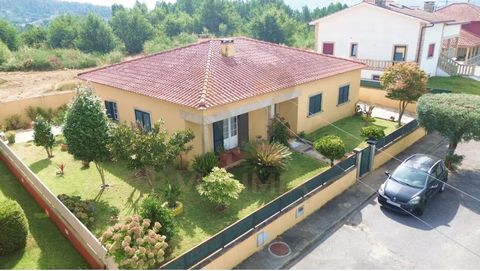 Incroyable villa de 3 chambres à Arcozelo, à seulement 5 minutes de Ponte de Lima ! Cette maison spacieuse offre le confort que vous méritez. Situé dans un cadre calme avec un accès facile à toutes les commodités locales. Ne manquez pas cette occasio...