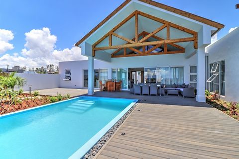 Nestenn vous propose cette magnifique villa de 486m4 posée sur un immense terrain de 1400m2 tourné vers la mer et dans un domaine sécurisé. REGIME PDS. ACCESSIBLE AUX ETRANGERS. PERMIS DE RESIDENCE PERMANENT A L'AQUISITION Venez découvrir le confort ...