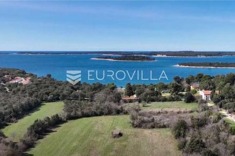 For sale is a spacious building plot located only 150 meters from the sea, driving towards Puntižela, in Štinjan. The area is 5538 m2. It is located for the most part within the undeveloped and arranged part of the construction area, and to a lesser ...