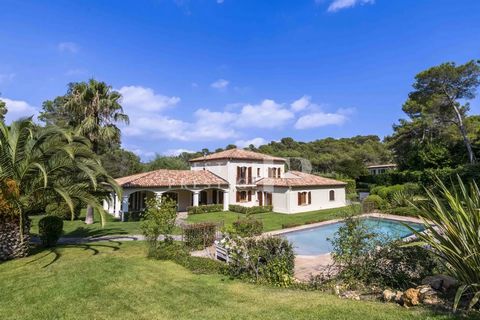 Let yourself be captivated by this exceptional villa, ideally located near international schools and nestled at the heart of a vast 5,000m² landscaped park. With 380m² of living space, this property perfectly combines elegance and comfort. Upon enter...