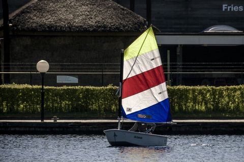 Deze vrijstaande, luxe nautische familiehuis heeft aan de voor- en achterzijde veel leefruimte. Het is voorzien van een moderne, sfeervolle inrichting. Tevens beschikt het huis over een heerlijke buitenspa en sauna. Je verblijft hier comfortabel met ...