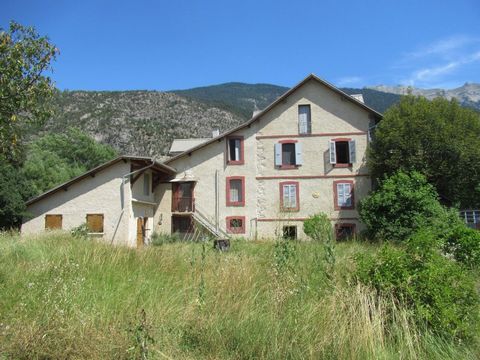 Large property for sale in Saint-Crépin in the Hautes-Alpes (05), A real estate complex with a living area of 318 m² comprising on the ground floor an entrance hall with on the right side a living room with kitchen in a row, on the left side a small ...