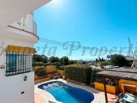 Encantadora Casa de Pueblo en Pueblo Rocio, Nerja, que incluye una casa principal y un estudio apartamento con un total de cuatro dormitorios, tres baños, garaje abierto y piscina privada. La vivienda principal cuenta con un amplio salón con chimenea...