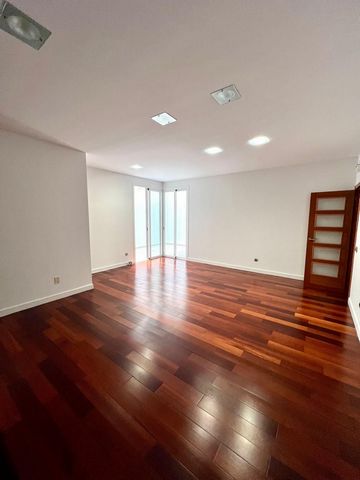 Abraham Redondo presents this exclusive apartment in Calle Triana, the vibrant heart of Las Palmas de Gran Canaria. This luxury property, with 165 square meters, has three spacious bedrooms, two elegant marble bathrooms (one of them en suite), a full...