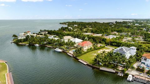 Położona na zamkniętym osiedlu Bimini Drive, ta nadmorska posiadłość Grand Harbour jest nowo wybudowanym arcydziełem. Płynnie łączy kajmański i francuski design, tworząc prawdziwy symbol luksusu i wyrafinowania. Ten niesamowity dom jest laureatem 4 b...