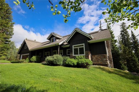 Família de luxo da montanha que mora na subdivisão de Aspen Groves em Big Sky, Montana. Abrace esta casa meticulosamente cuidada de 4 quartos e 5 banheiros, situada em 83 W Pine Cone Terrace em um amplo terreno de esquina de 1.485 acres. Situada a se...