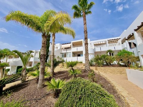 Este es un apartamento en planta baja de dos dormitorios y un baño bellamente renovado ubicado en la pequeña comunidad íntima de Al Basit en Mojácar. Idealmente, está a tiro de piedra de la playa y a pocos minutos a pie de todas las comodidades que M...