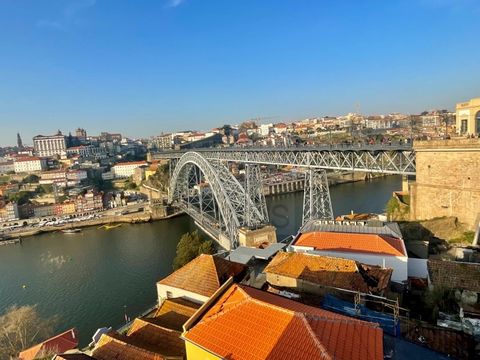 Nova construção Apartamentos para venda 6 unidades Descrição O Empreendimento 'Casas do Morro', junto à Serra do Pilar, numa zona de grande cariz histórico, é composto por 9 apartamentos, com tipologias T1 a T3, com varandas, jardins ou terraços. Adj...